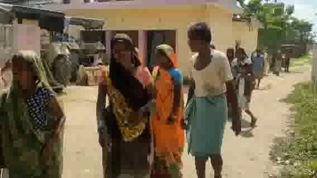 हटवा पटना मेंराशन ना देनेपर ग्रामीणों ने कोटेदार के घर का किया घेराव ग्रामीणों का आरोप कोटेदार देता है भद्दी भद्दी गालिय