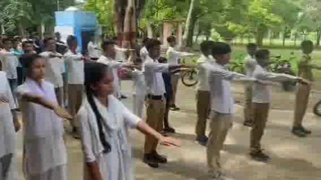 कोंच:संचारी रोग जागरूकता कार्यक्रम में छात्र छात्राओं को दिलाई गई शपथ,निकली गई रैली