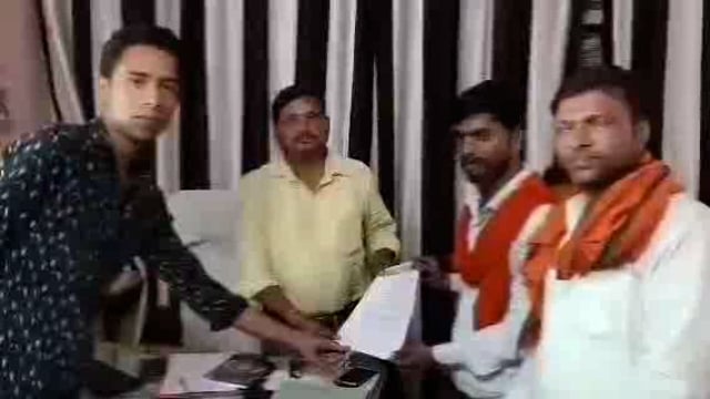 कोंच,बिधुत की आंख मिचौली से परेशान एस डी ओ को सौंपा पत्र