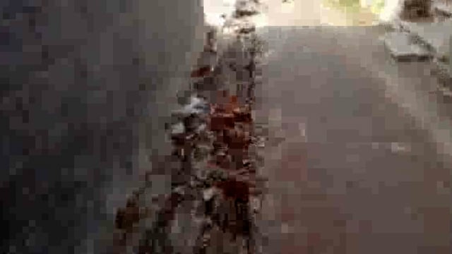 चुनार मिर्ज़ापुर: गांव में पाइप डालने के लिए खोदे गए गड्ढे में गिरने से लोग हो रहे हैं चोटील