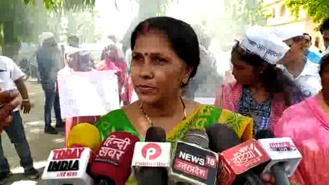 लगातार महंगाई बढ़ते देख आम आदमी पार्टी के लोगों ने जगह जगह पोस्टर लगाकर लिखा बाय बाय मोदी