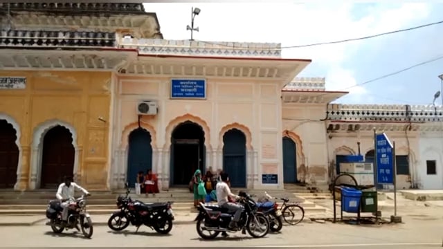 चरखारी नगर पालिका में प्रधानमंत्री आवास योजना के पात्र व्यक्तियों के कैंप लगाकर भरे फॉर्म