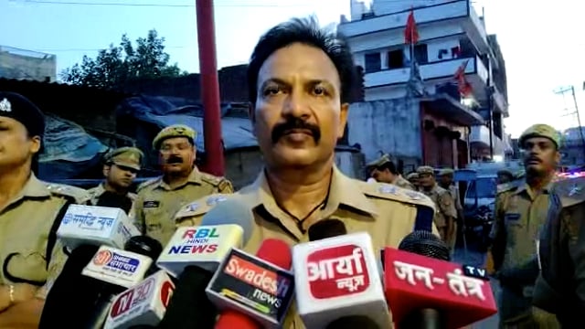रायबरेली कल होने वाले बकरीद को लेकर रायबरेली पुलिस अधीक्षक आलोक प्रियदर्शी के निर्देशन में किया गया फ्लैग मार्च।