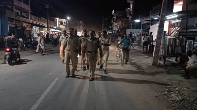 तरबगंज थाना अध्यक्ष मनोज पाठक पुलिस बल के साथ पैदल गस्त कर सुरक्षा व्यवस्था का दिलाया एहसास