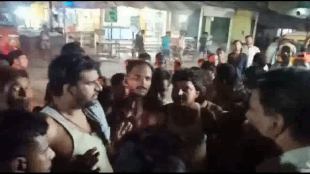 बिजली को लेकर फलका मुख्य चौराहा को किया जाम, अनियमित विधुत आपूर्ति को लेकर उपभोगताओं में है आक्रोश

