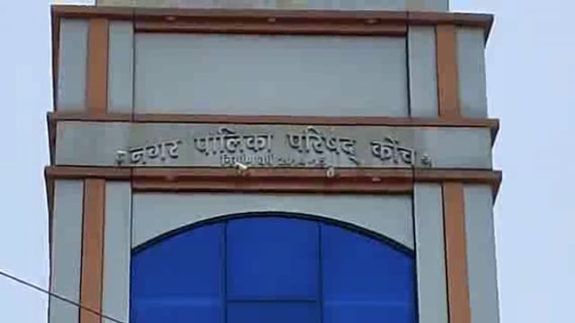 कोंच,बारिश में उफनाने से रोकने को मलंगा में उतरीं जेसीबी, कराई जा रही है सफाई