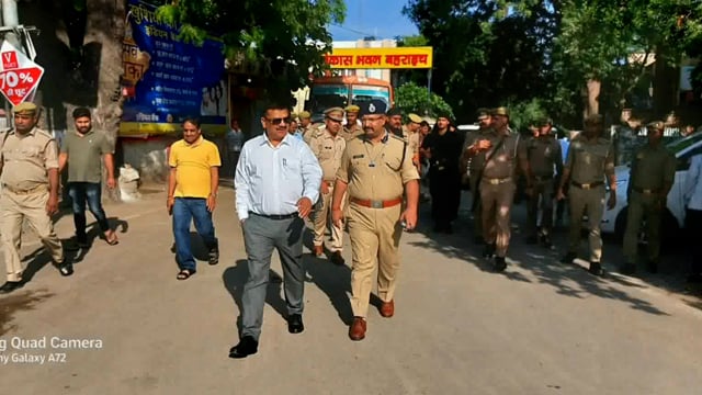 बहराइच में डीएम दिनेश चंद्र ने बकरा ईद के मौके पर पैदल गस्त कर लोगों को दी बधाई