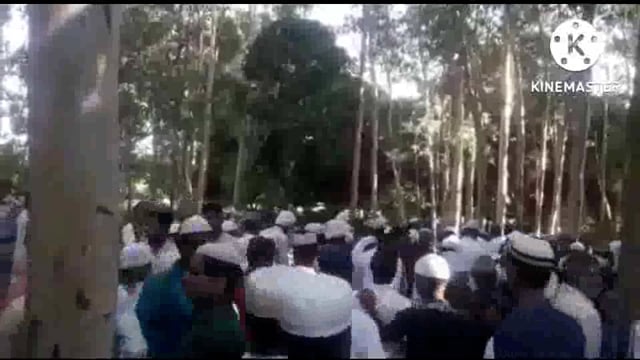 सहादतगंज ईदगाह पर ए आई एम आई एम के जिला अध्यक्ष विकास श्रीवास्तव ने बकरीद की लोगों को दी दिली  मुबारकबाद 