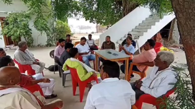 तरबगंज ब्लाक प्रमुख मनोज पांडेय अपने पैतृक आवास पर की बैठक लोगों की समस्या