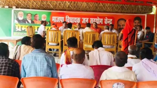 रघुनाथपुर सेमरा खरगूपुर सहित क्षेत्र के कई गांव से पहुंचे लोगों की भाजपा विधायक ने सुनी समस्या निस्तारण का दिया आश्वासन