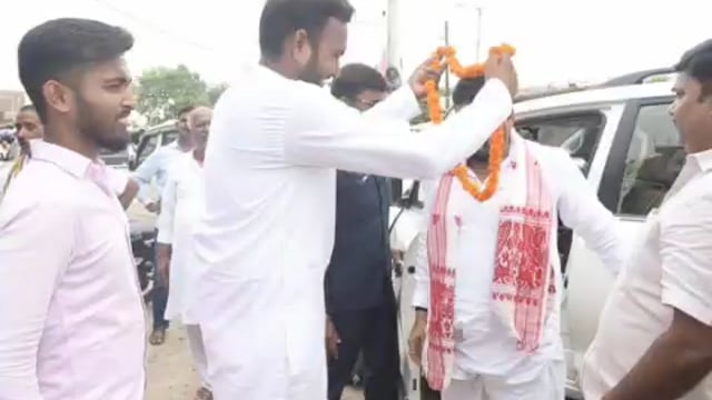 सांसद बृजभूषण शरण सिंह ने आज परसपुर में रेडीमेड शॉप का किया उद्घाटन लोगों ने सांसद का किया स्वागत