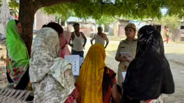 वजीरगंज उपनिरीक्षक के नेतृत्व में पुलिस ने मिशनशक्ति अभियान केतहत जागरूकता अभियान चलाया 