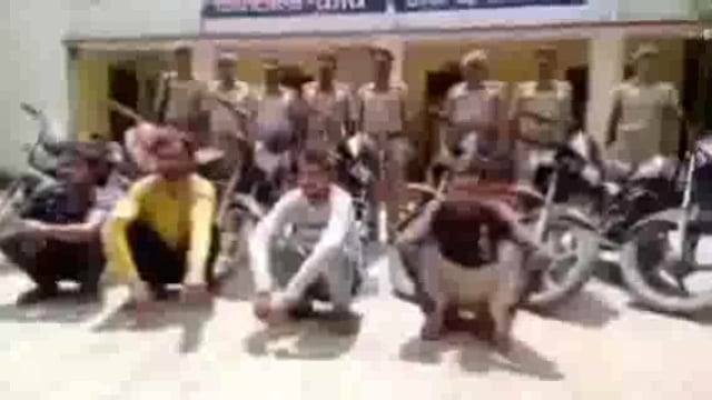 कोंच पुलिस ने 8 मोटरसाइकिलों सहित पांच चोरों को किया गिरफ्तार