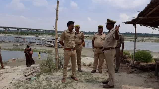 रायबरेली पुलिस अधीक्षक आलोक प्रियदर्शी में होने वाले आगामी त्यौहारों को लेकर गंगा घाट का किया औचक निरीक्षण