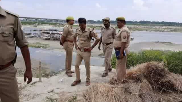 रायबरेली पुलिस अधीक्षक आलोक प्रियदर्शी में होने वाले आगामी त्यौहारों को लेकर गंगा घाट का किया औचक निरीक्षण