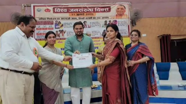 विश्व जनसंख्या दिवस के मौके पर स्वास्थ्य समिति द्वारा किया गया सम्मान समारोह का आयोजन