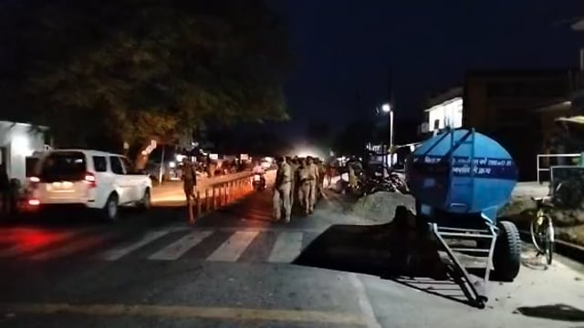 वजीरगंज भगोहर चौराहे पर थाना अध्यक्ष के नेतृत्व में पुलिस ने पैदल गस्त कर कानून व्यवस्था मजबूत करने का दिया संदेश 