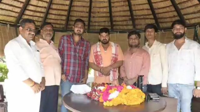 नवाबगंज क्षेत्र अंतर्गत बिशनोहरपुर में जनता दर्शन के दौरान सांसद कैसरगंज ने सुनीं लोगों की समस्याएं