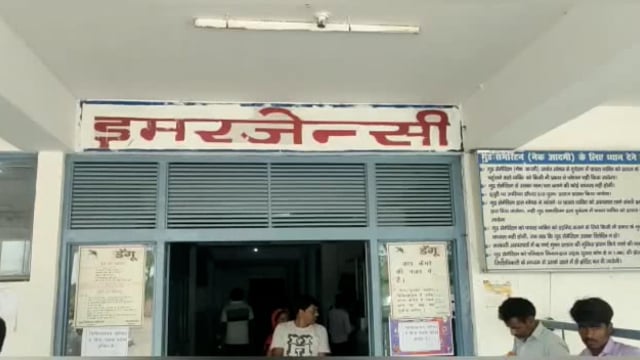 सिद्धार्थनगर जिले के जिला अस्पताल में स्टैचर न मिलने के कारण मरीज को परिवार गोदी लेकर पहुचा 