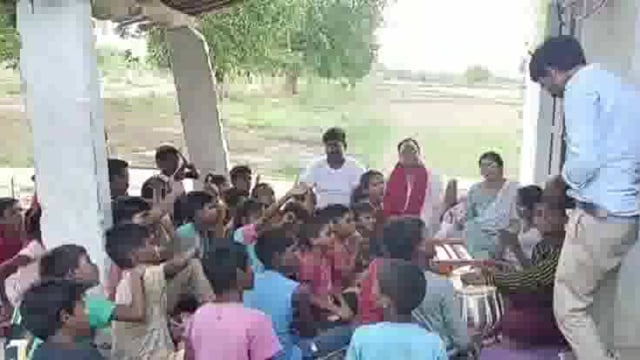 मिर्ज़ापुर : गरीब बच्चों को ऑनलाइन माध्यम से दिया जा रहा है निशुल्क शिक्षा