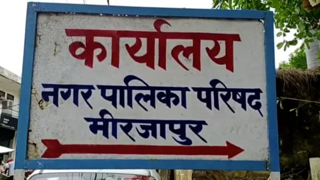 गुरहट्टी चौराहे पर बना टॉयलेट हुआ जर्जर टॉयलेट के लिए लोग इधर उधर भटकने को मजबूर