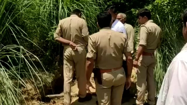 अजगर और अजगर के अंडे देख गांव में दहशत पुलिस  व वन विभाग की टीम अजगर को पकड़ने में जुटी