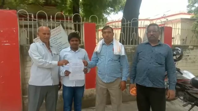 कम चौड़ी बन रहे सड़क को लेकर ग्रामीणों ने डीएम को सौंपा ज्ञापन