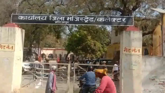 जमीन का निस्तारण कराने के लिए पीड़ित ने सौंपा डीएम को ज्ञापन