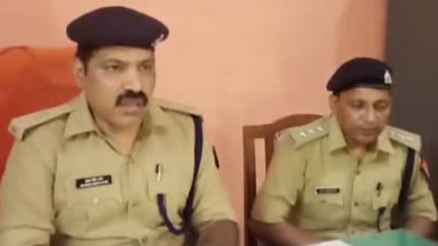 चुनार मिर्ज़ापुर: चुना दरी में स्नान के दौरान डूबे तीन नौजवान लापरवाह आरक्षी को एसपी ने किया लाइन हाजिर