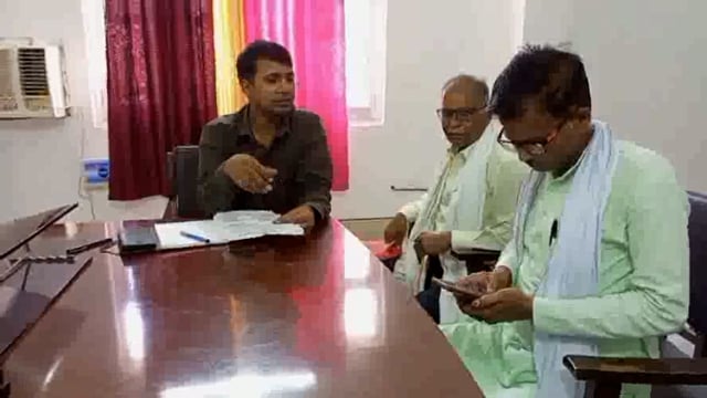 नायब तहसीलदार ने एसडीएम महोली के कार्यालय में सुनी पीड़ितों की समस्याएं...