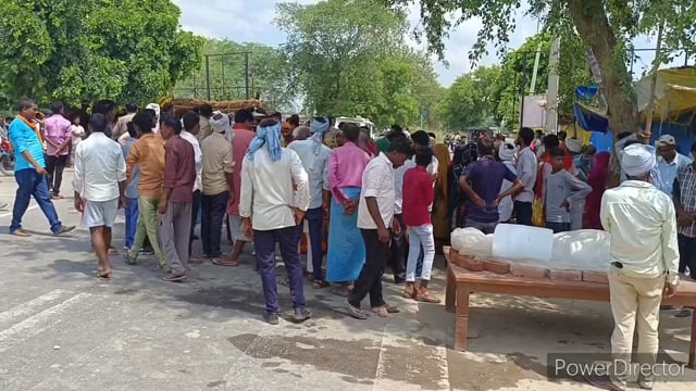नाराज ग्रामीणों ने सड़क पर शव रखकर लगाया जाम