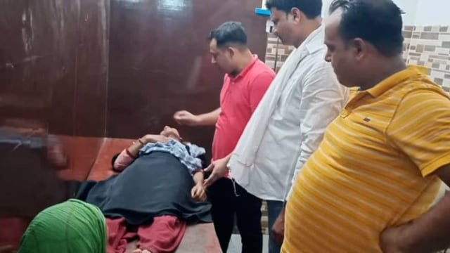 नवागांवमें अज्ञात बाइकसवार नेमहिला को मारी ठोकर घायल अवस्थामें पड़ी दो महिलाएंSPनेता ने अपनेनिजी वाहन से पहुंचाया अस्पताल