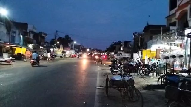 वजीरगंज थाना अध्यक्ष के नेतृत्व में पुलिस ने पैदल गस्त कर कानून व्यवस्था मजबूत करने का दिया संदेश 