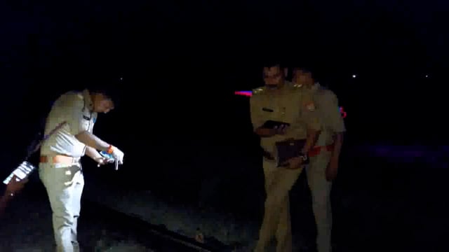 उनेरा गांव के पास रेलवे ट्रैक पर एक युवक का ट्रैन से कटकर छतविक्षत शव पड़ा मिला।