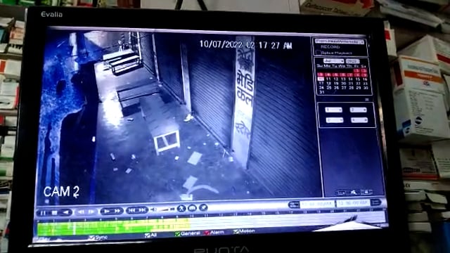 नौगढ़ तहसील क्षेत्र के सिकरी बाजार के पास मोबाइल की दुकान में चोरी करते विडियो कैद