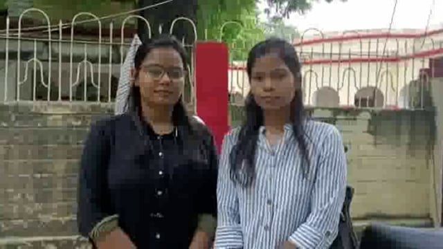 गरीब बच्चों को निशुल्क पढ़ा रही सहेलियों ने लाइब्रेरी की व्यवस्था कराने के लिए डीएम को सौंपा ज्ञापन