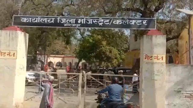 दबंग जबरन जमीन करना चाह रहे हैं कब्जा डीएम को ज्ञापन सौंपकर लगाया न्याय की गुहार