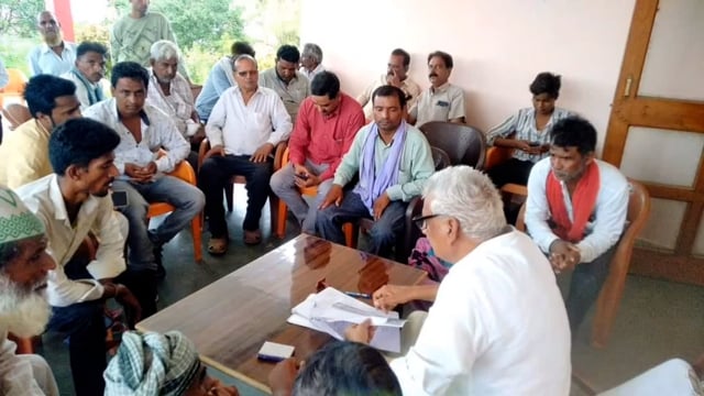 इटवा स्थित अपने आवास पर विधायक माता प्रसाद पांडे ने क्षेत्र से आई जनता जनार्दन की सुनी समस्या ।