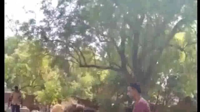 मनरेगा मजदूरों को ग्राम प्रधान ने भीषण गर्मी में पिलाया शरबत
कईयो ने तो मनरेगा मजदूरों के पेट पर चलाया JCB