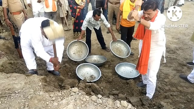 प्रतापगढ़ जिले के बाबागंज ब्लाक के रायगढ में सांसद कौशांबी विनोद सोनकर व जिला पंचायत सदस्य पप्पन सिंह ने किया श्रमदान