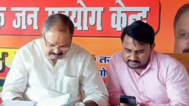 तरबगंज, शक्ति केंद्र के सेक्टर संयोजक प्रवेश सिंह विधायक तरबगंज से मुलाकात कर गांव की समस्याओं से कराया अवगत