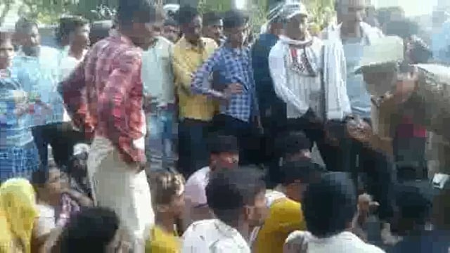 बीते दिनों सड़क दुर्घटना के 3 दिन बाद इलाज के दौरान दूसरे साथी की मौत के बाद परिजनों ने सड़क पर शव रखकर किया प्रदर्शन