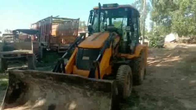 लोनी कटरा पुलिस द्वारा मिट्टी अवैध खनन में संलिप्त एक जेसीबी मशीन सहित तीन ट्रैक्टर ट्राली को किया सीज