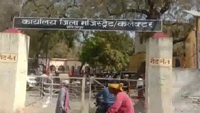 कैंसर से पीड़ित बेटे के लिए पिता ने डीएम को ज्ञापन सौंपकर इलाज के लिए मांगी मदद