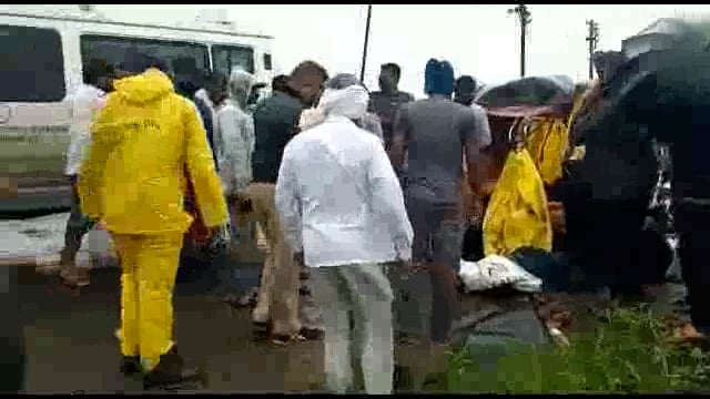 येणकी माणकी रोड महाराणा प्रताप चौक येथे ट्रक व ऑटोचा अपघात 65 वर्षीय महिलेचा जागीच मृत्यू