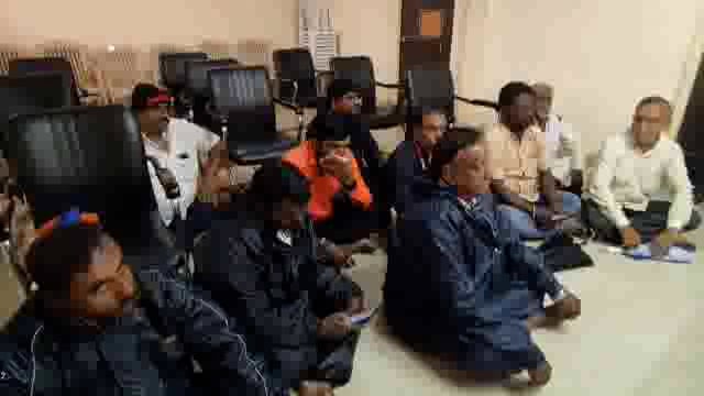 पत्रकाराच्या धरणे आंदोलनाचा 19 वा दिवस मुख्याधिकारी यांच्या कार्यालयात पत्रकारांची बैठक