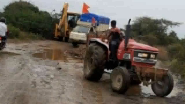 दिघंची ग्रामपंचायतीच्या पुढाकाराने पंढरपूर रस्त्यावरील खड्डे बुजवण्याचे काम घेतले हाती



