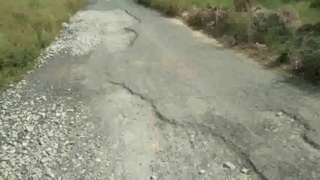 धनौली बाजार से तुर्कडीहा को जाने वाला रोड टूट गई है जिससे राहगीर काफी परेशान हैं