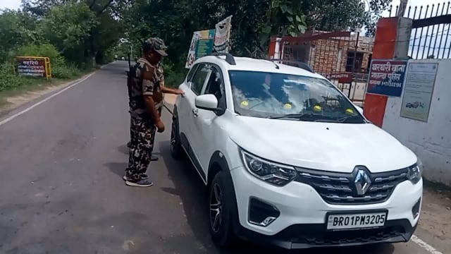 थरथरी थाना परिसर के समीम पुलिस ने अवैध सामानों की जांच को लेकर लगाया गया वाहन चेकिंग अभियान

