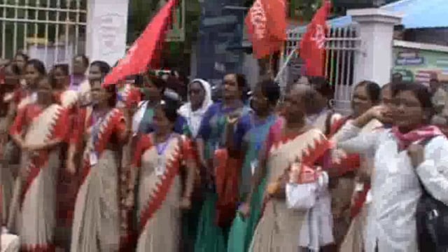 आशा व गटप्रवर्तक संघटनेचे जिल्हा परिषद वर निदर्शने आशा व गटप्रवर्तकांवर उपासमारीची वेळ
